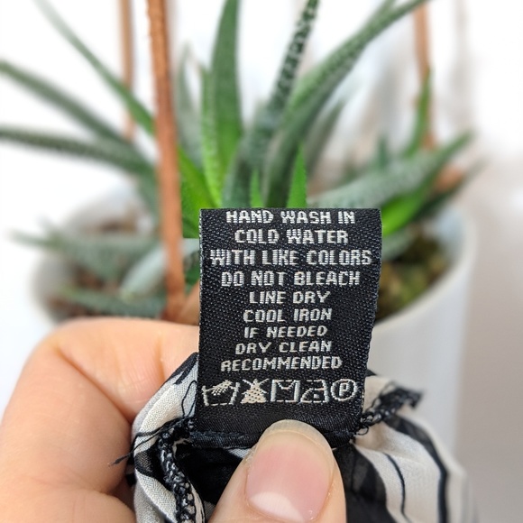 • bcbg max azria • patterned sleeveless blouse - Picture 8 of 8